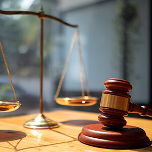 300x300 justitia rechter hamer weegschaal shutterstock 2432000583