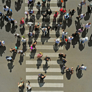 300x300 mensen steken zebrapad over van bovenaf gezien